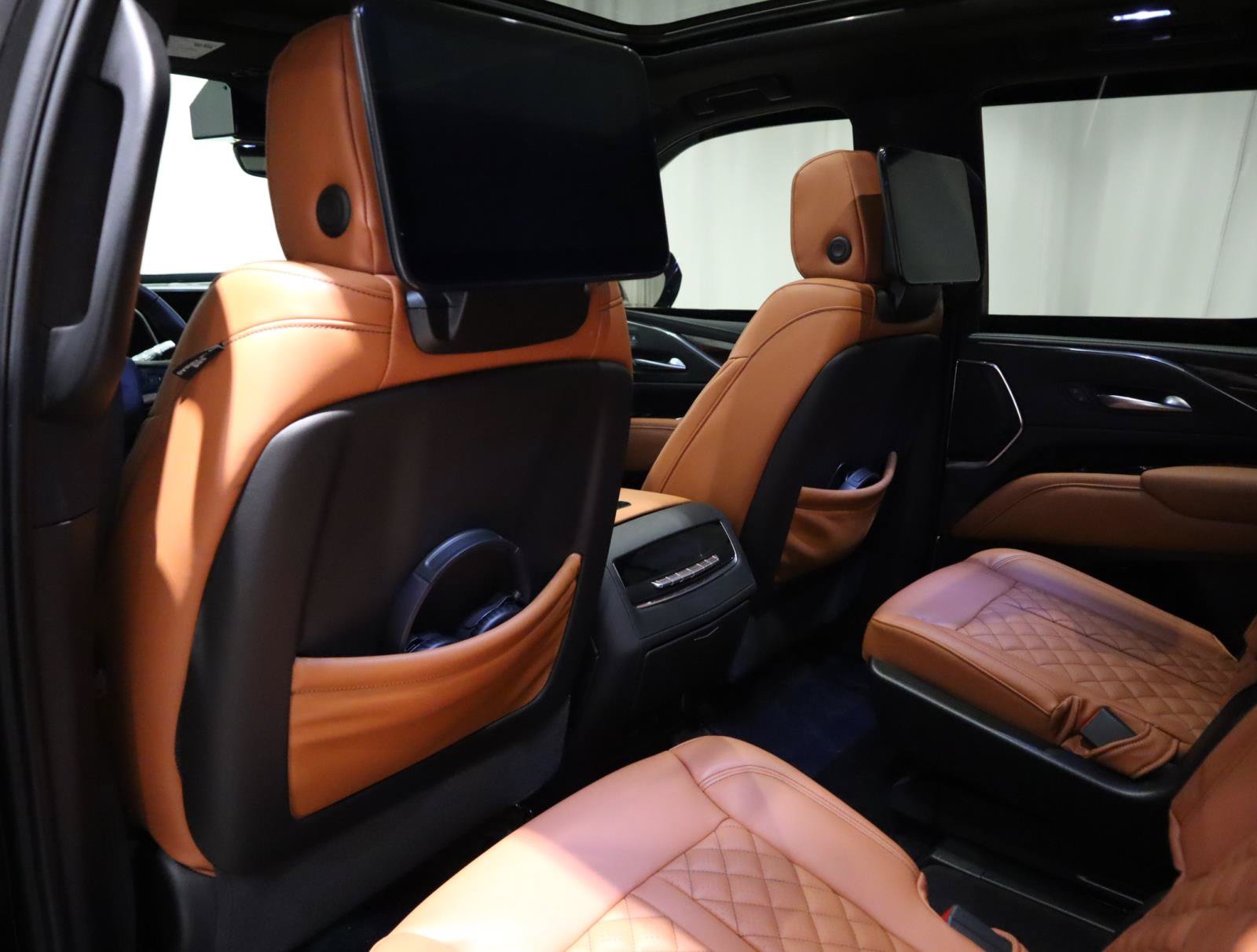 Used 2024 Cadillac Escalade Premium Luxury AWD/4WD image 19