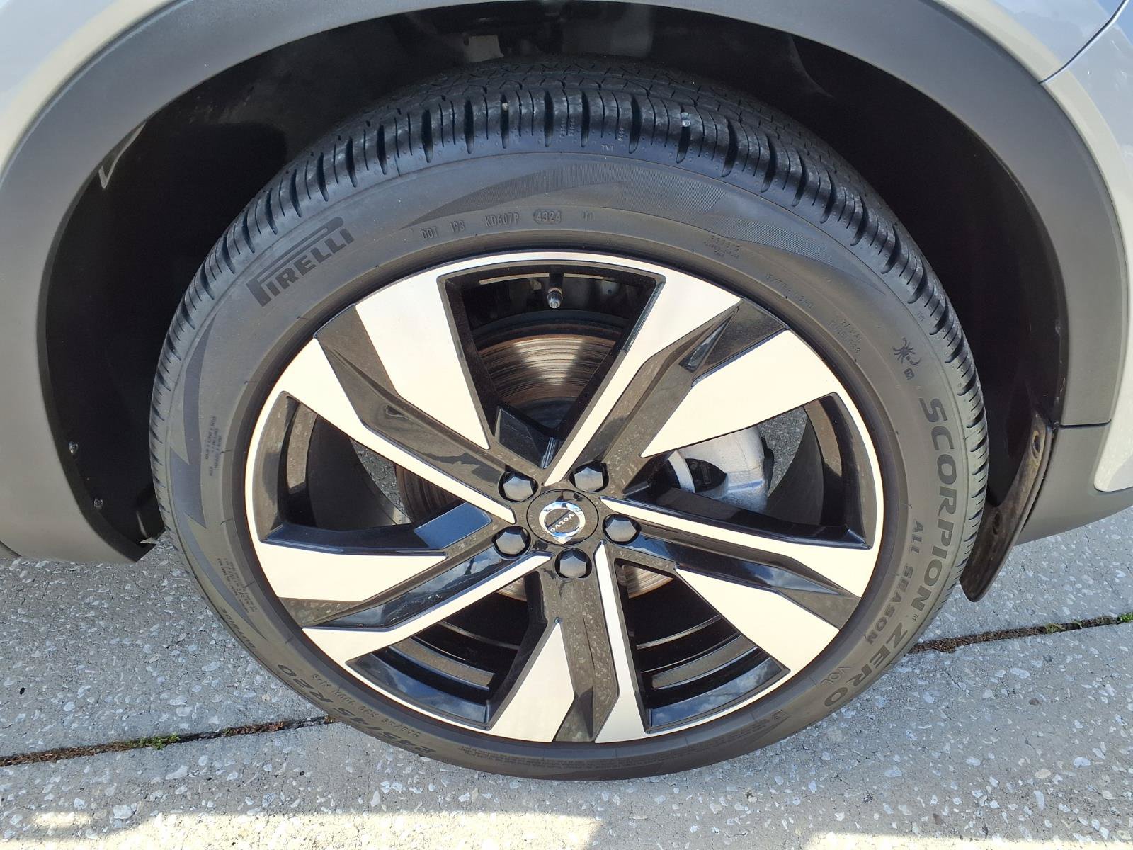 Certified 2025 Volvo XC40 B5 Ultra AWD/4WD image 9