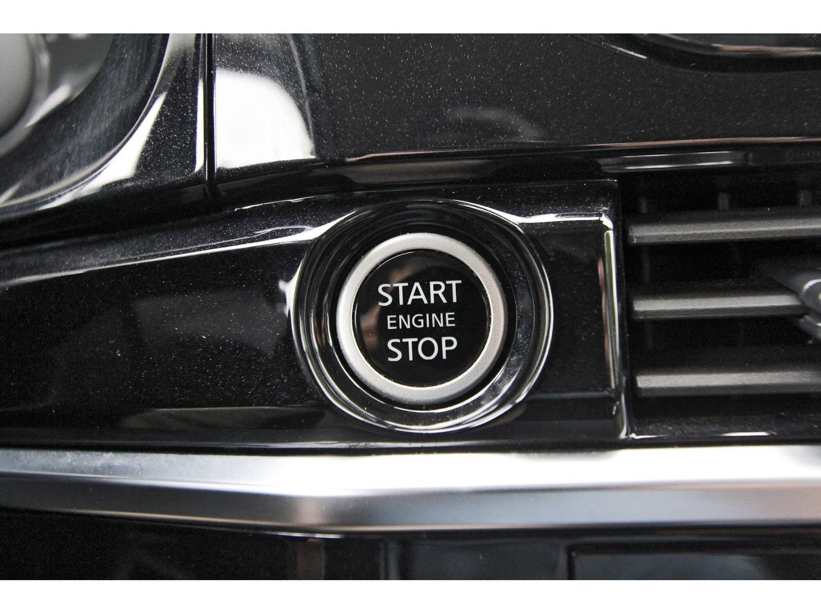 Used 2024 Nissan Pathfinder SL FWD image 19