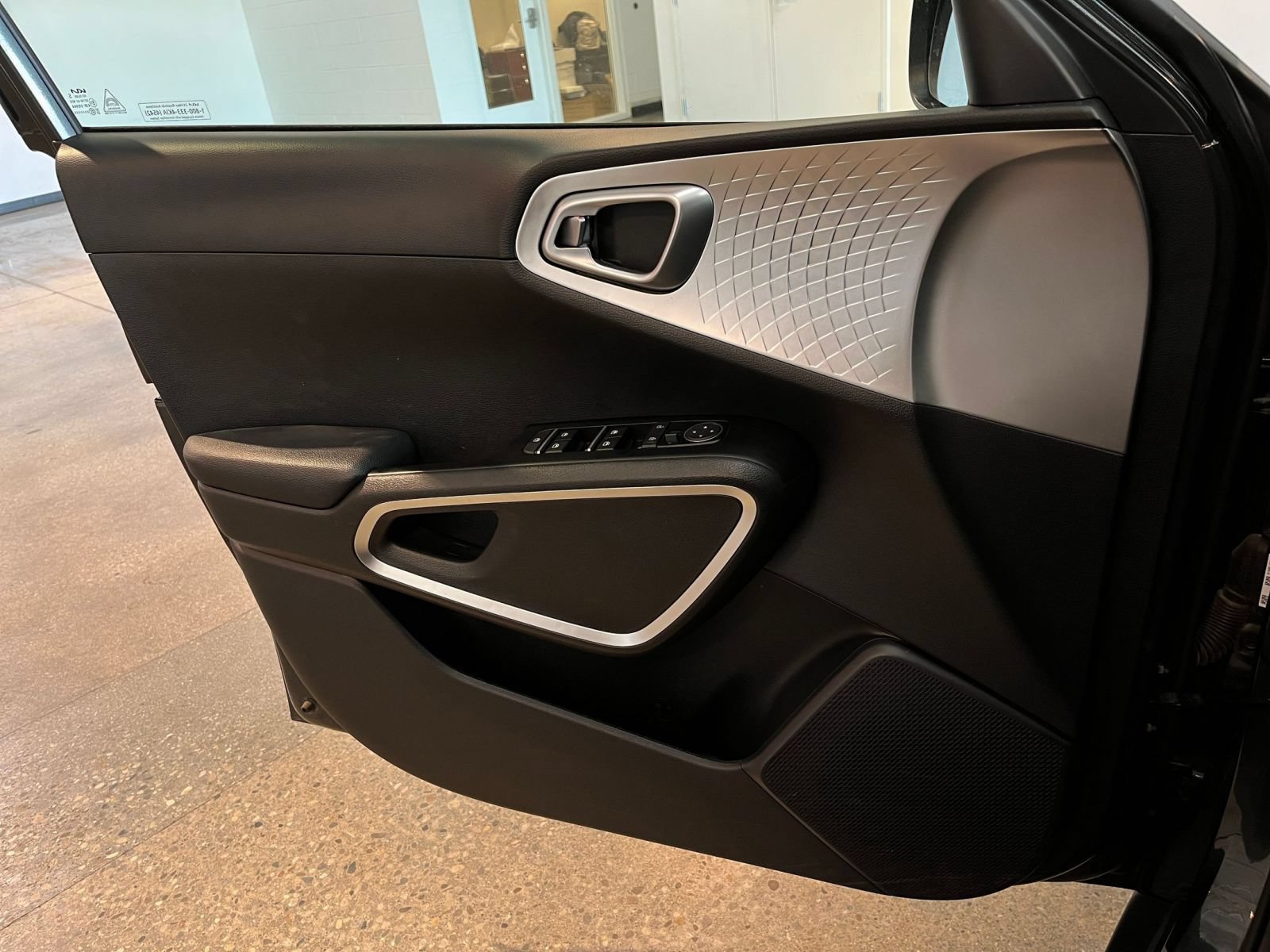 Used 2025 Kia Soul LX w/ LX Technology Package FWD image 18