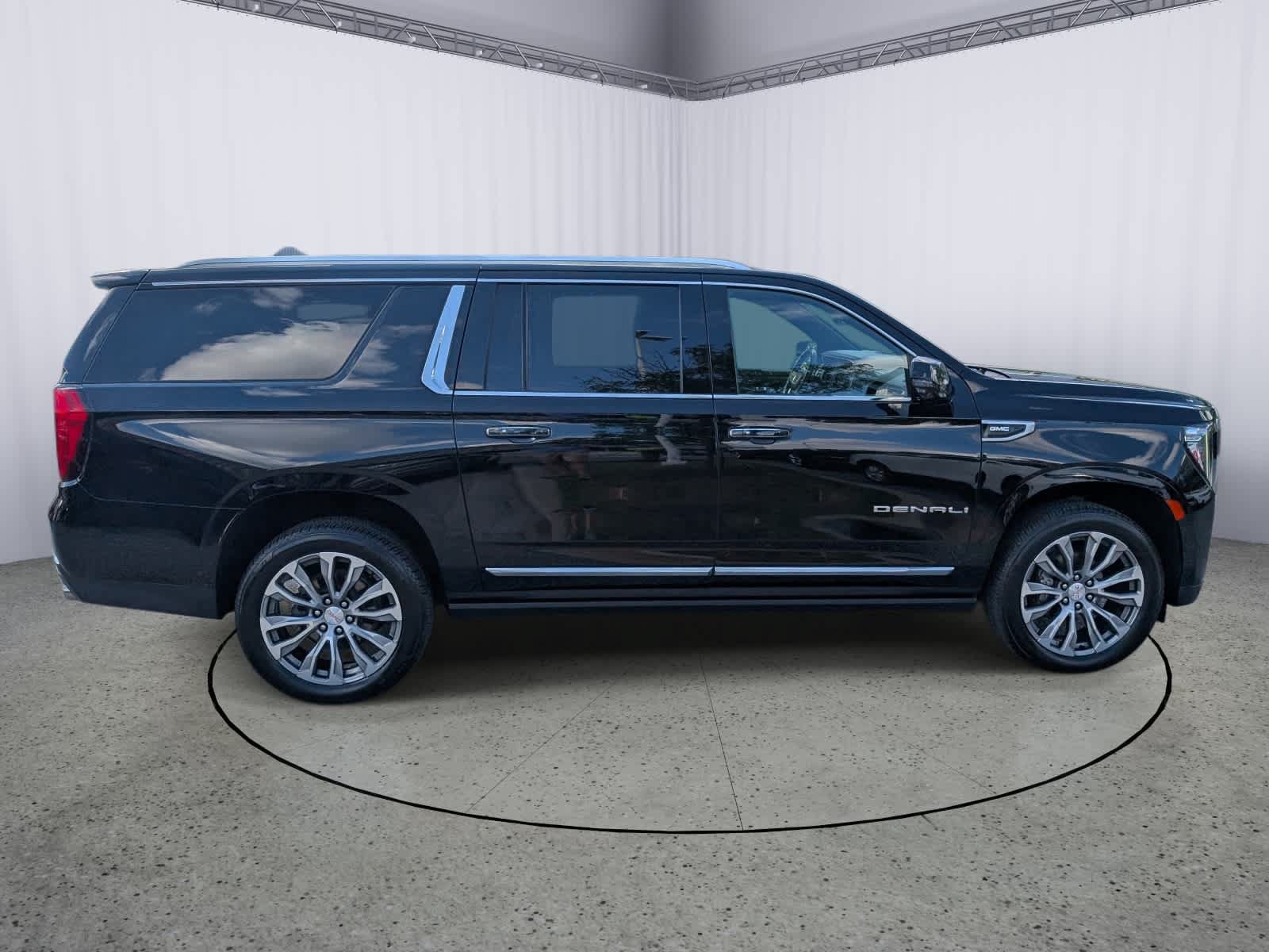 Certified 2022 GMC Yukon XL Denali w/ Denali Premium Package AWD/4WD image 2