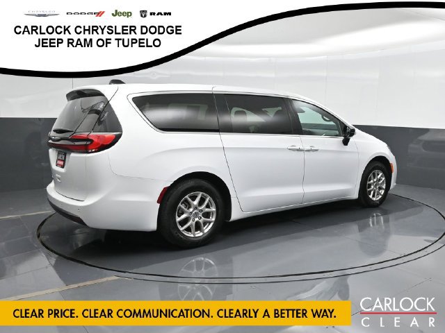 Used 2025 Chrysler Pacifica Select FWD image 3