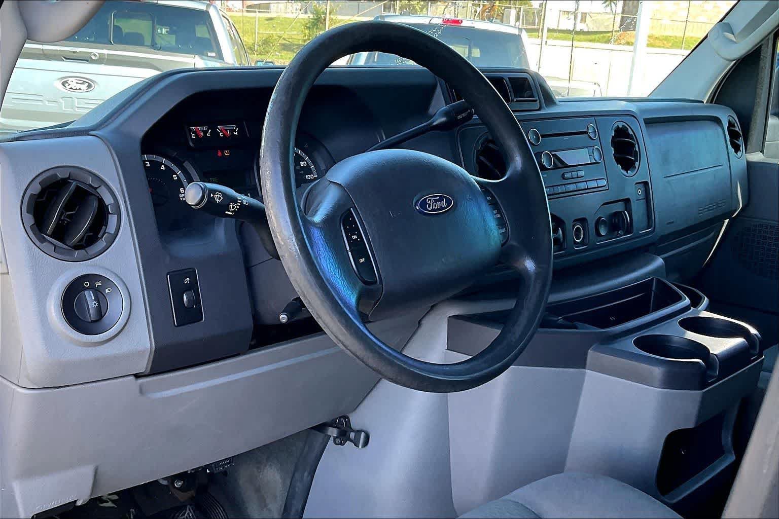 Used 2011 Ford E-350 and Econoline 350 XLT RWD image 2