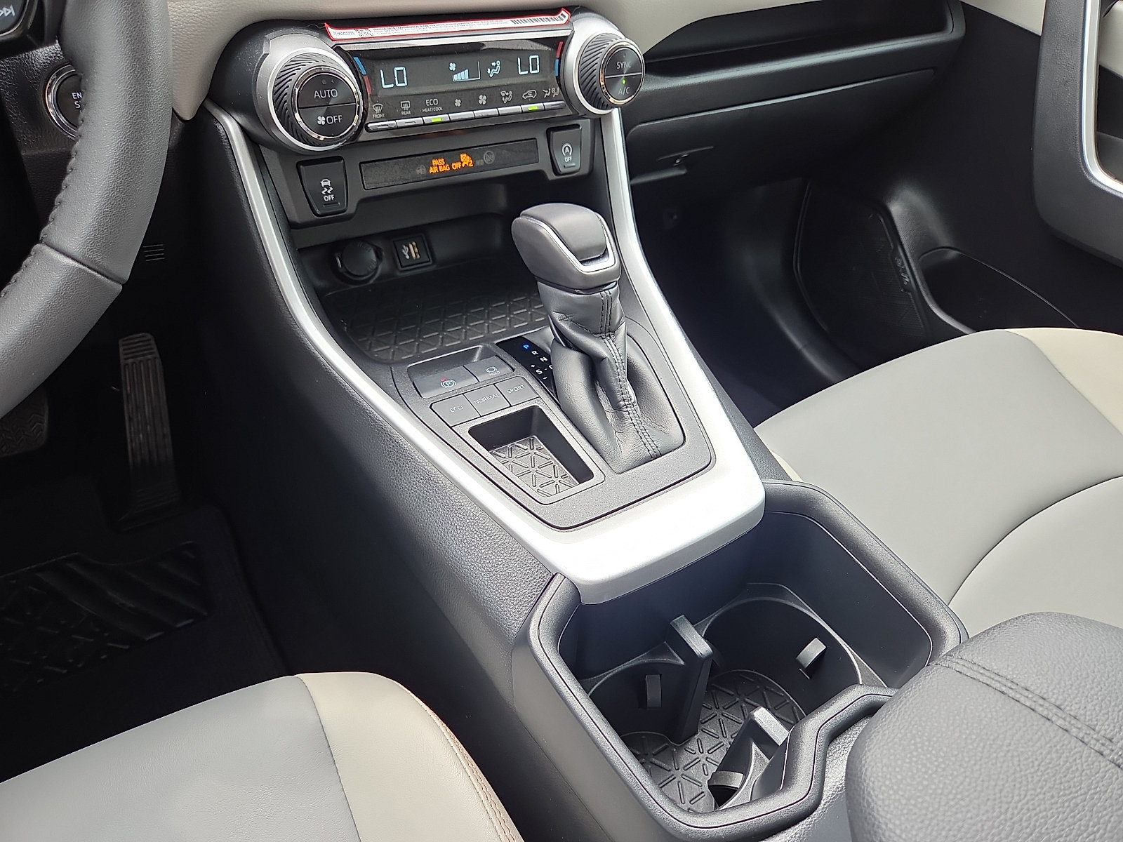 Used 2025 Toyota RAV4 XLE Premium FWD image 25