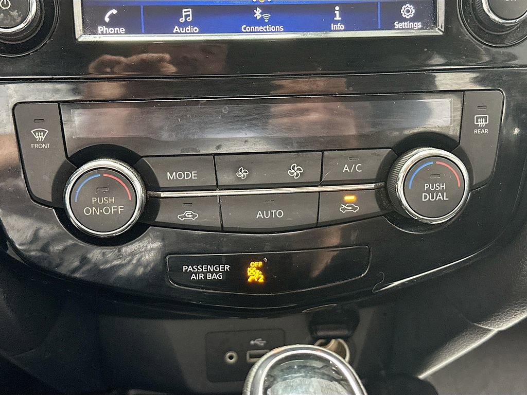 Used 2018 Nissan Rogue SV AWD/4WD image 16