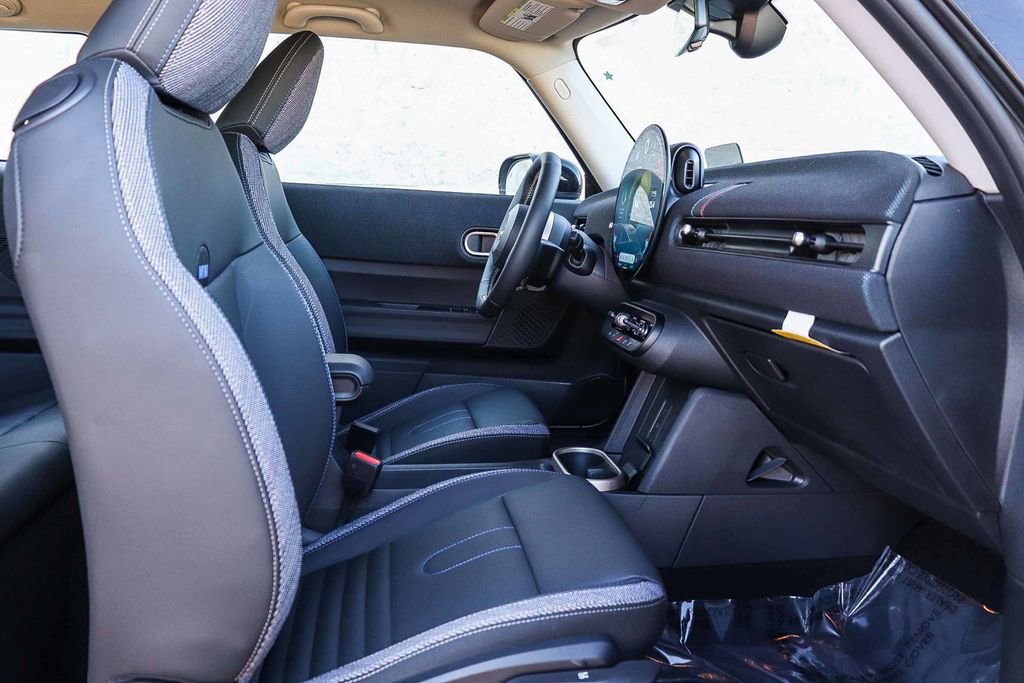 Used 2025 MINI Cooper 2-Door Hardtop image 17