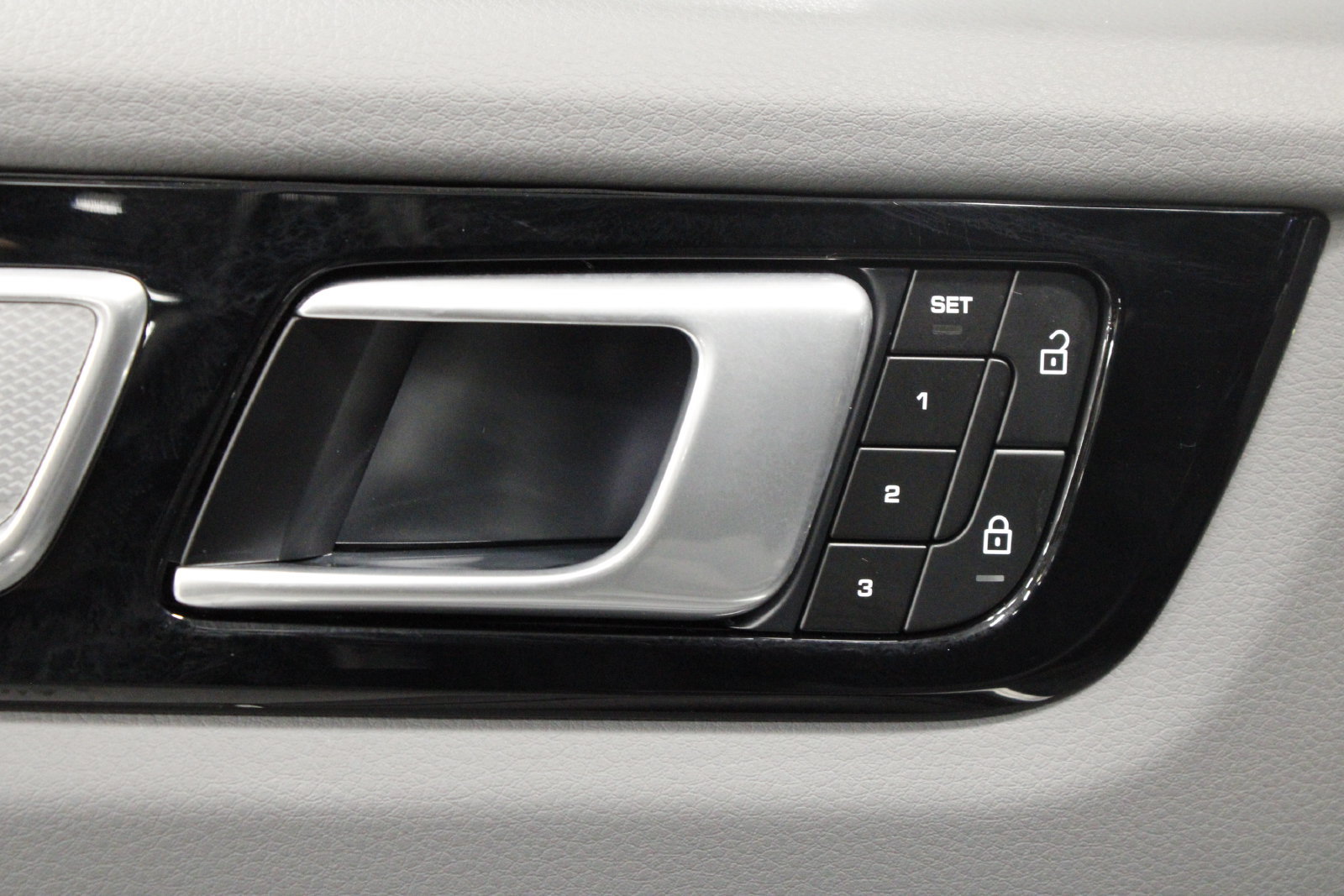 Certified 2022 Porsche Cayenne Platinum Edition AWD/4WD image 30