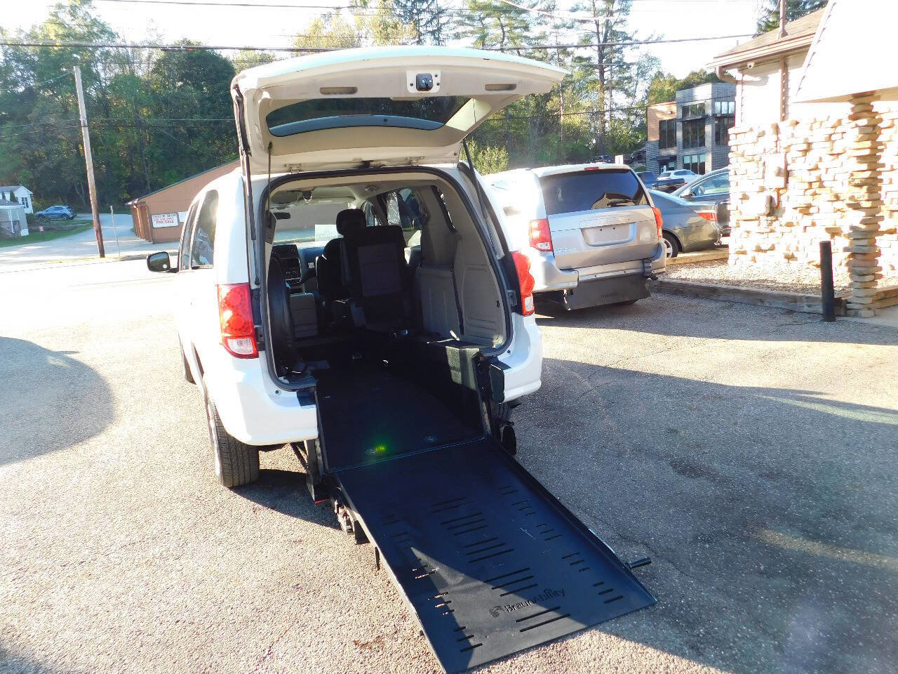 Used 2016 Dodge Grand Caravan SXT image 2