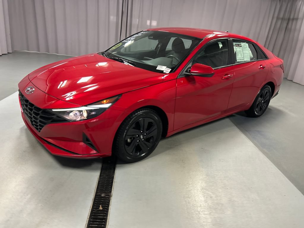 Used 2022 Hyundai Elantra SEL w/ Convenience Package FWD image 3