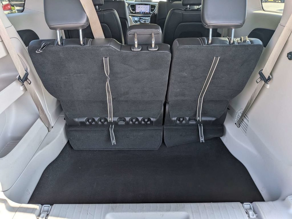 Used 2024 Chrysler Pacifica Touring-L FWD image 6