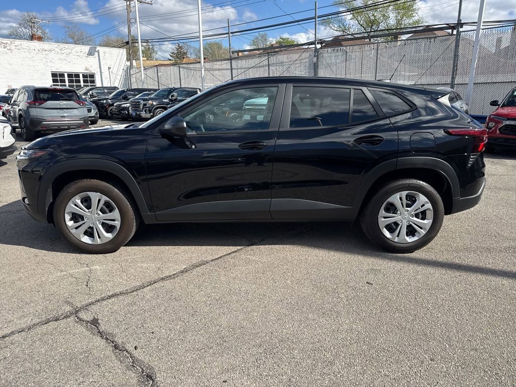 Used 2025 Chevrolet Trax LS FWD image 4