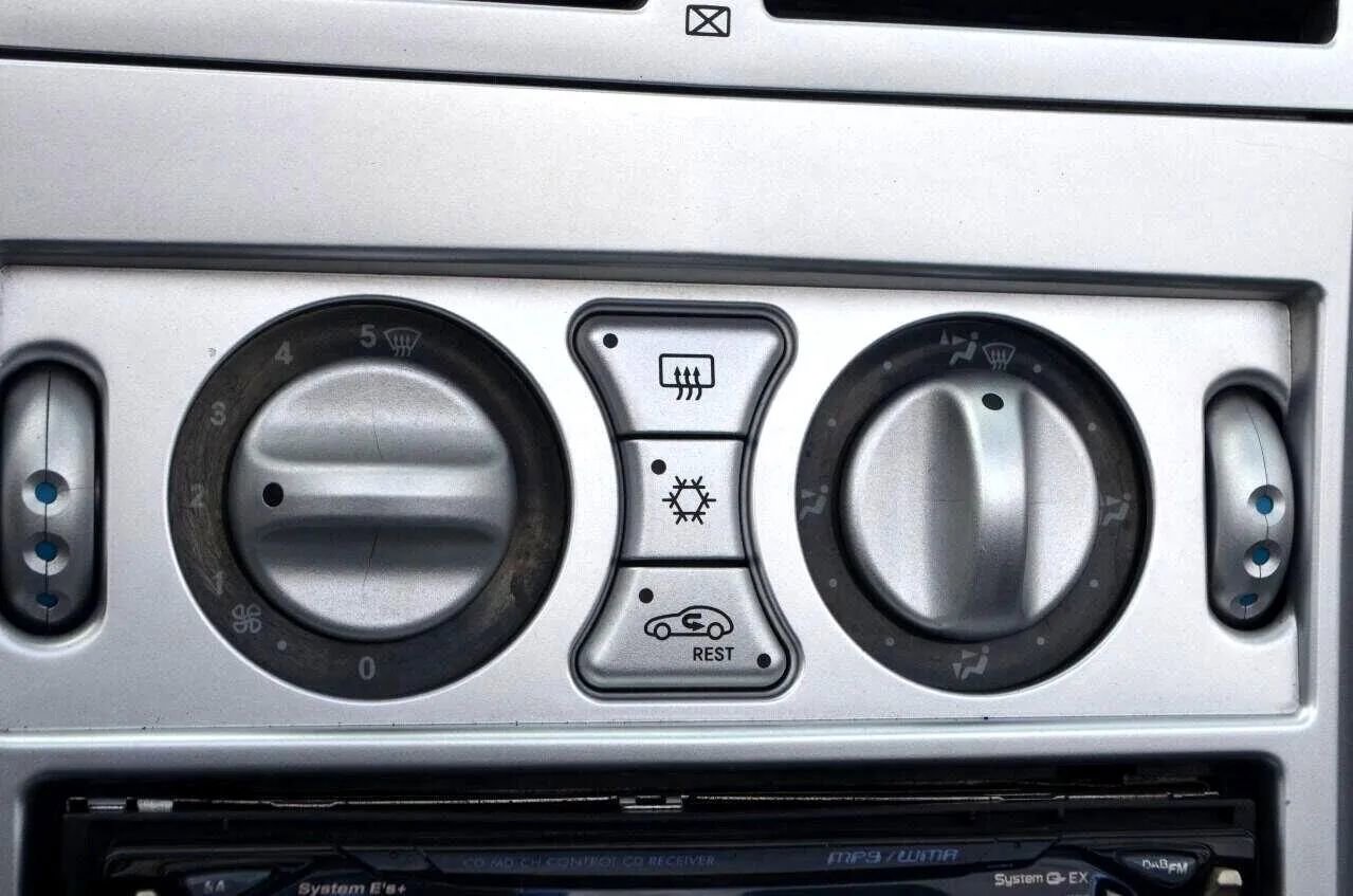 Used 2005 Chrysler Crossfire Limited image 29