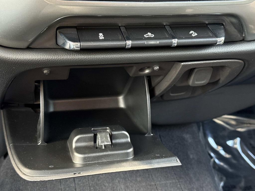 Used 2018 Chevrolet Silverado 1500 LT w/ All Star Edition AWD/4WD image 6
