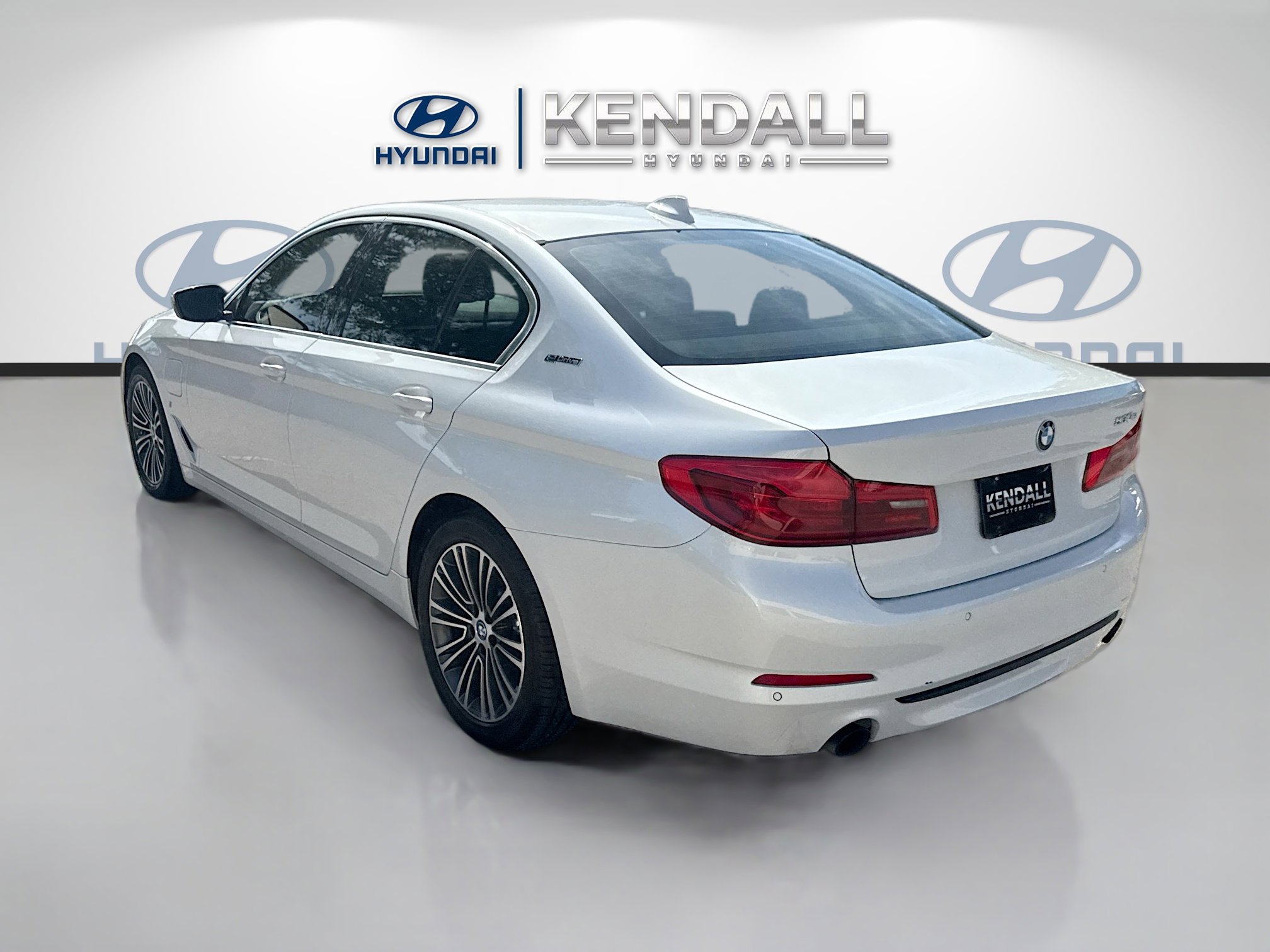 Used 2019 BMW 530e w/ Convenience Package RWD image 4