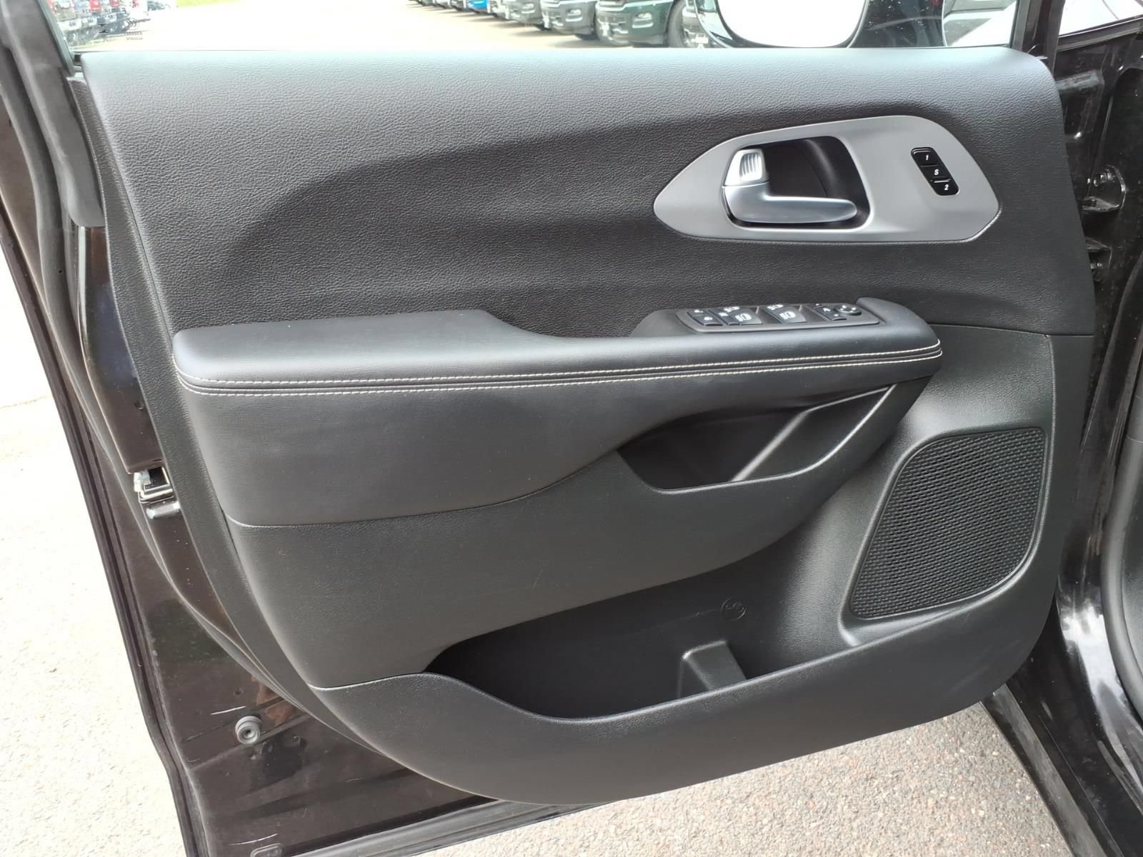 Used 2026 Chrysler Pacifica Limited w/ S Appearance Package FWD image 11