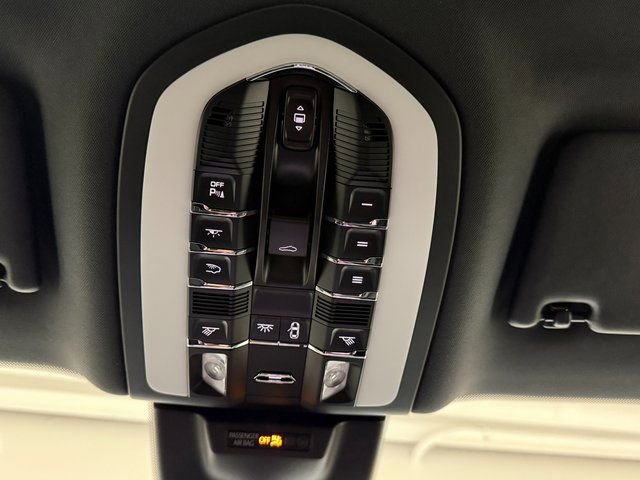 Certified 2025 Porsche Macan AWD/4WD image 17