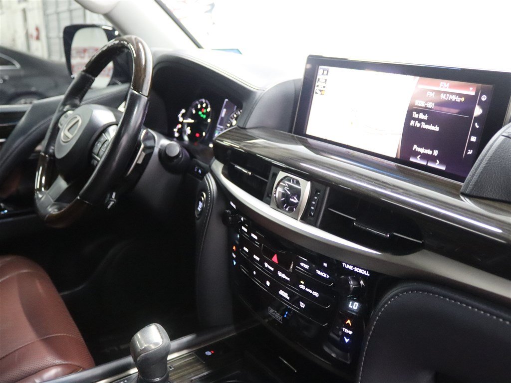 Used 2019 Lexus LX 570 4WD w/ Luxury Package image 39
