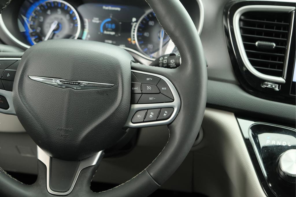 Used 2023 Chrysler Pacifica Touring-L FWD image 21