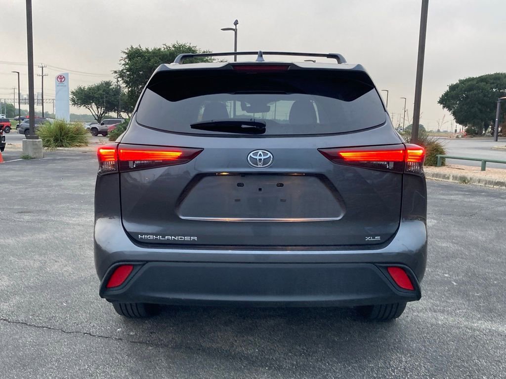 Certified 2024 Toyota Highlander XLE FWD image 6