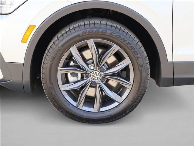 Used 2023 Volkswagen Tiguan SE AWD/4WD image 30
