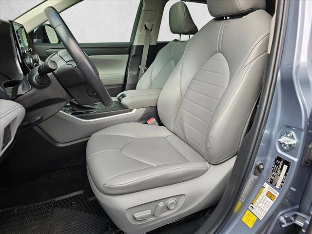 Used 2022 Toyota Highlander XLE AWD/4WD image 24