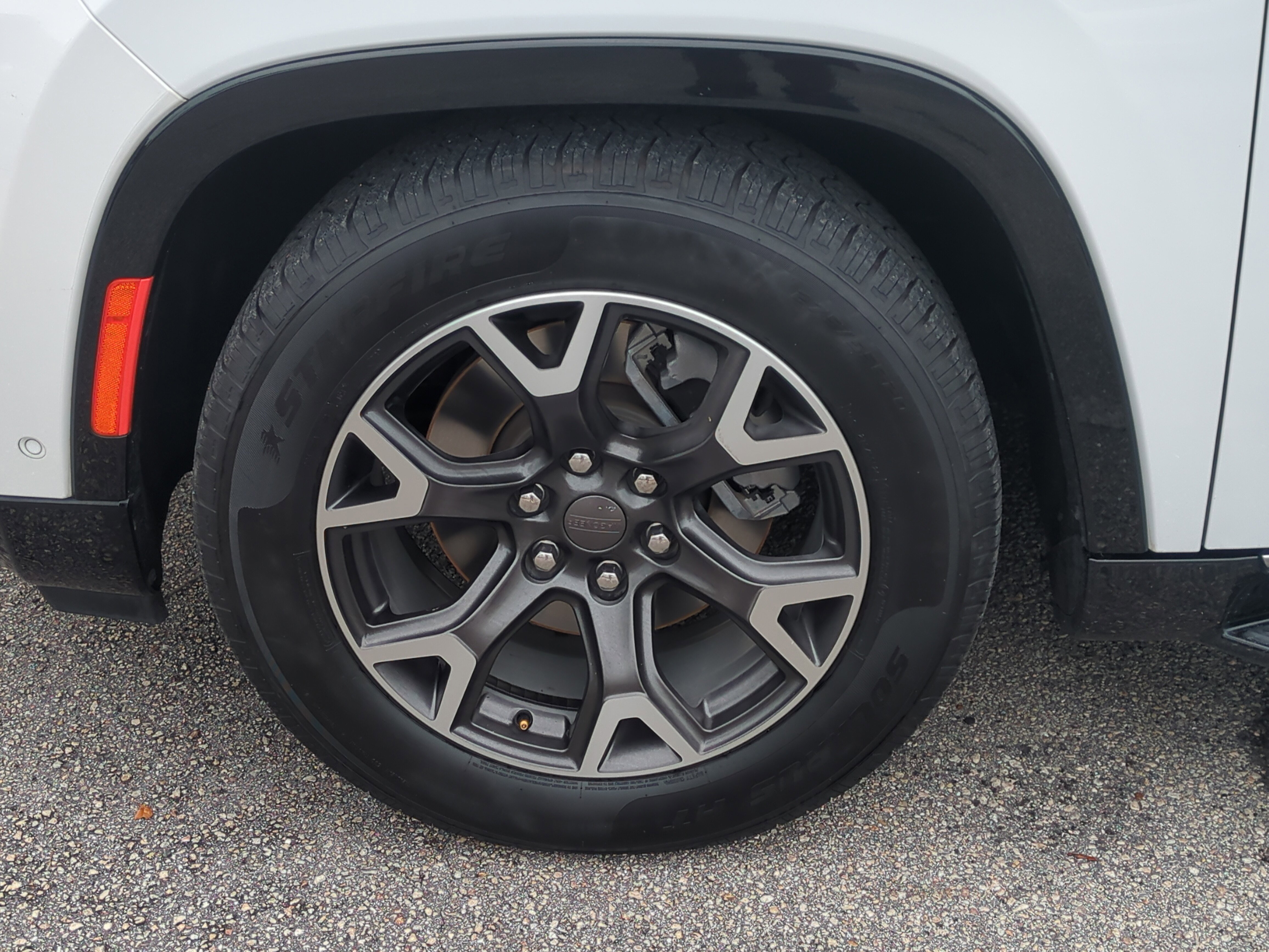 Certified 2024 Jeep Wagoneer L Series III w/ Flexible Seating Group image 11