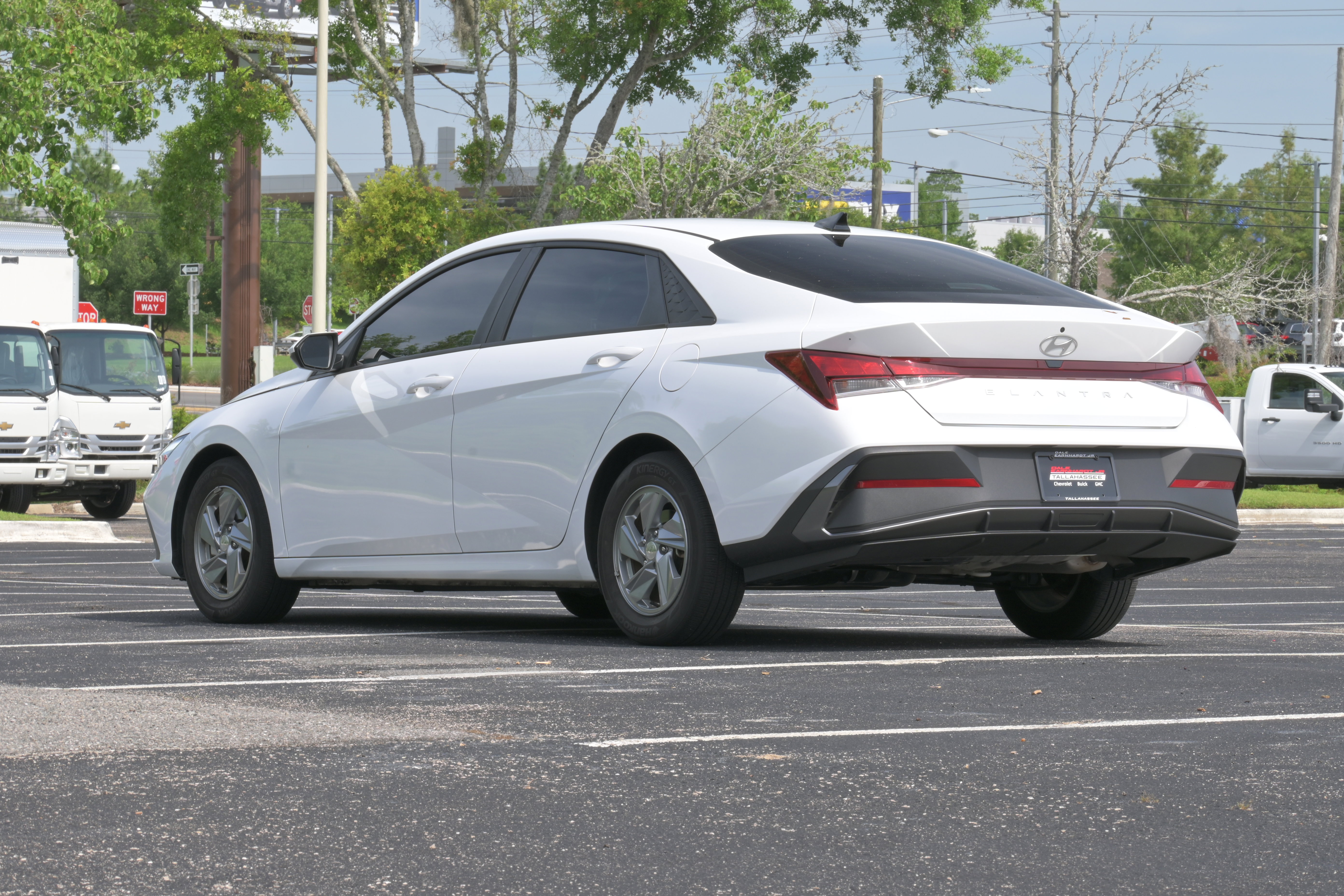 Used 2024 Hyundai Elantra SE FWD image 3