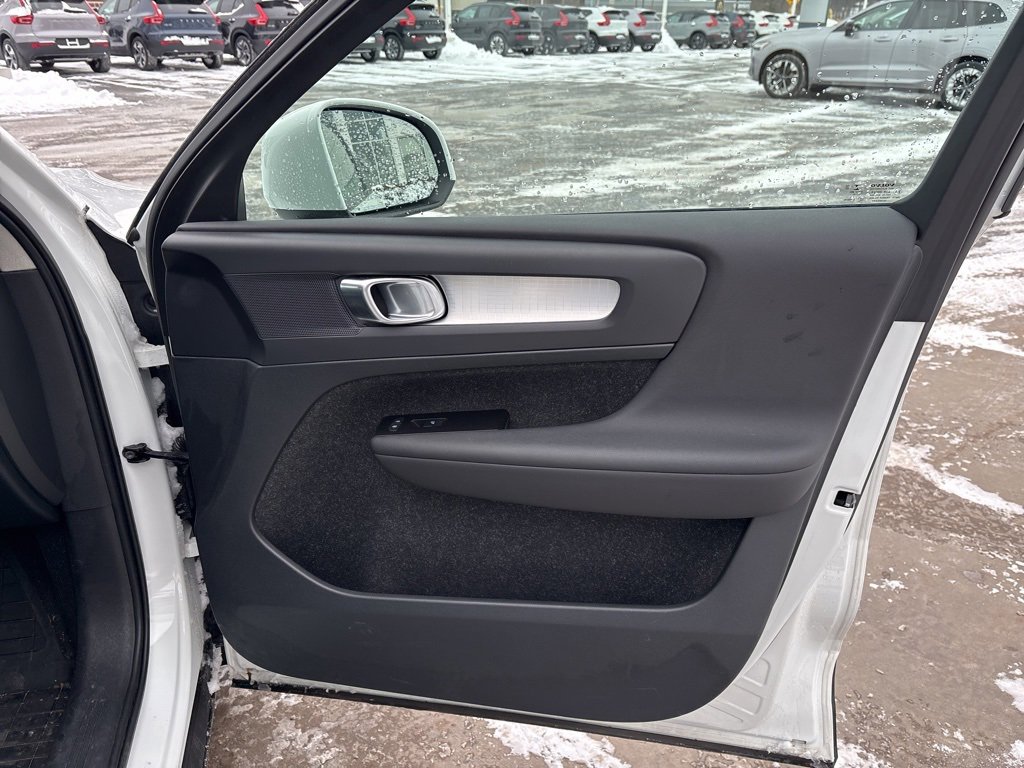 Used 2021 Volvo XC40 T5 Momentum w/ Premium Package image 34
