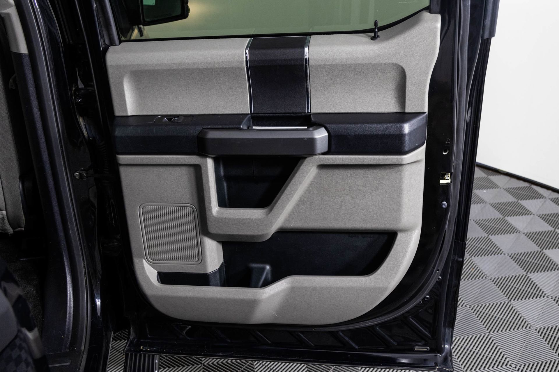 Used 2018 Ford F150 XLT image 35