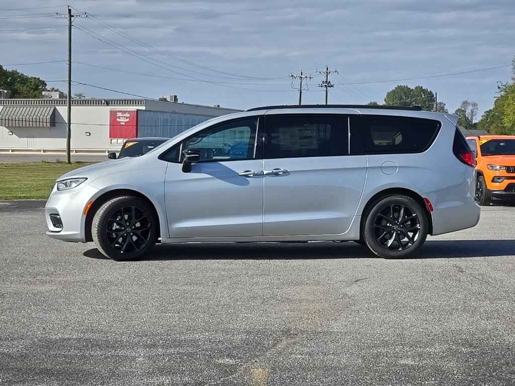 New 2026 Chrysler Pacifica Select image 4