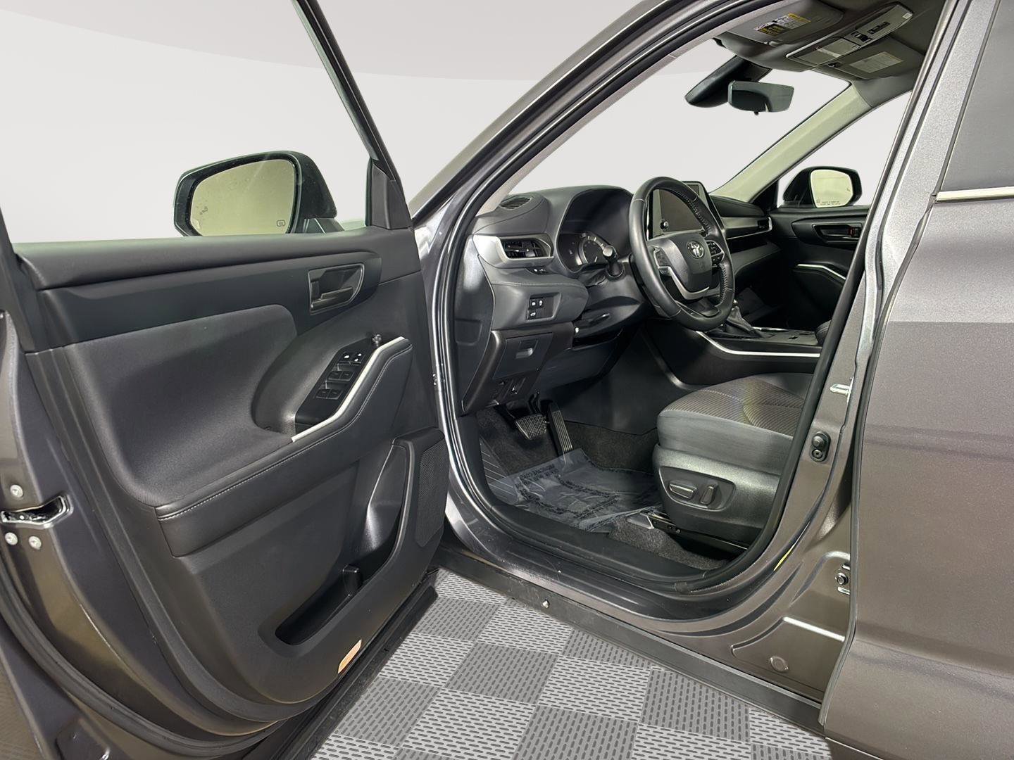 Used 2024 Toyota Highlander LE image 2