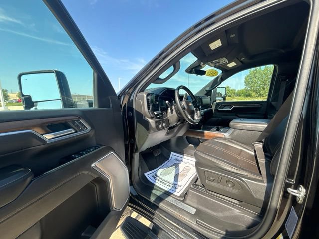 Used 2024 Chevrolet Silverado 2500 High Country w/ Technology Package AWD/4WD image 2