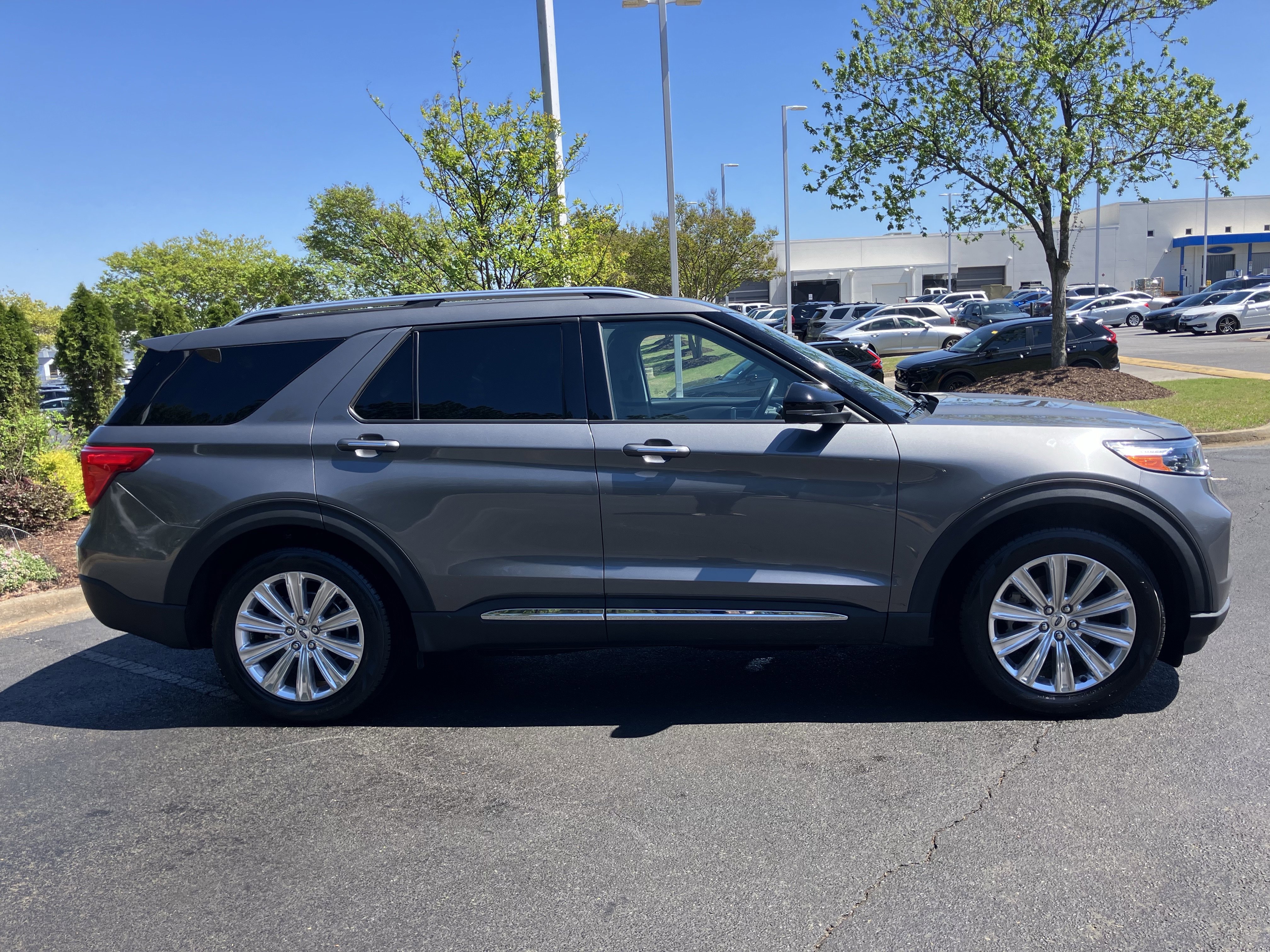 Used 2023 Ford Explorer Limited w/ Limited Technology Package RWD image 11