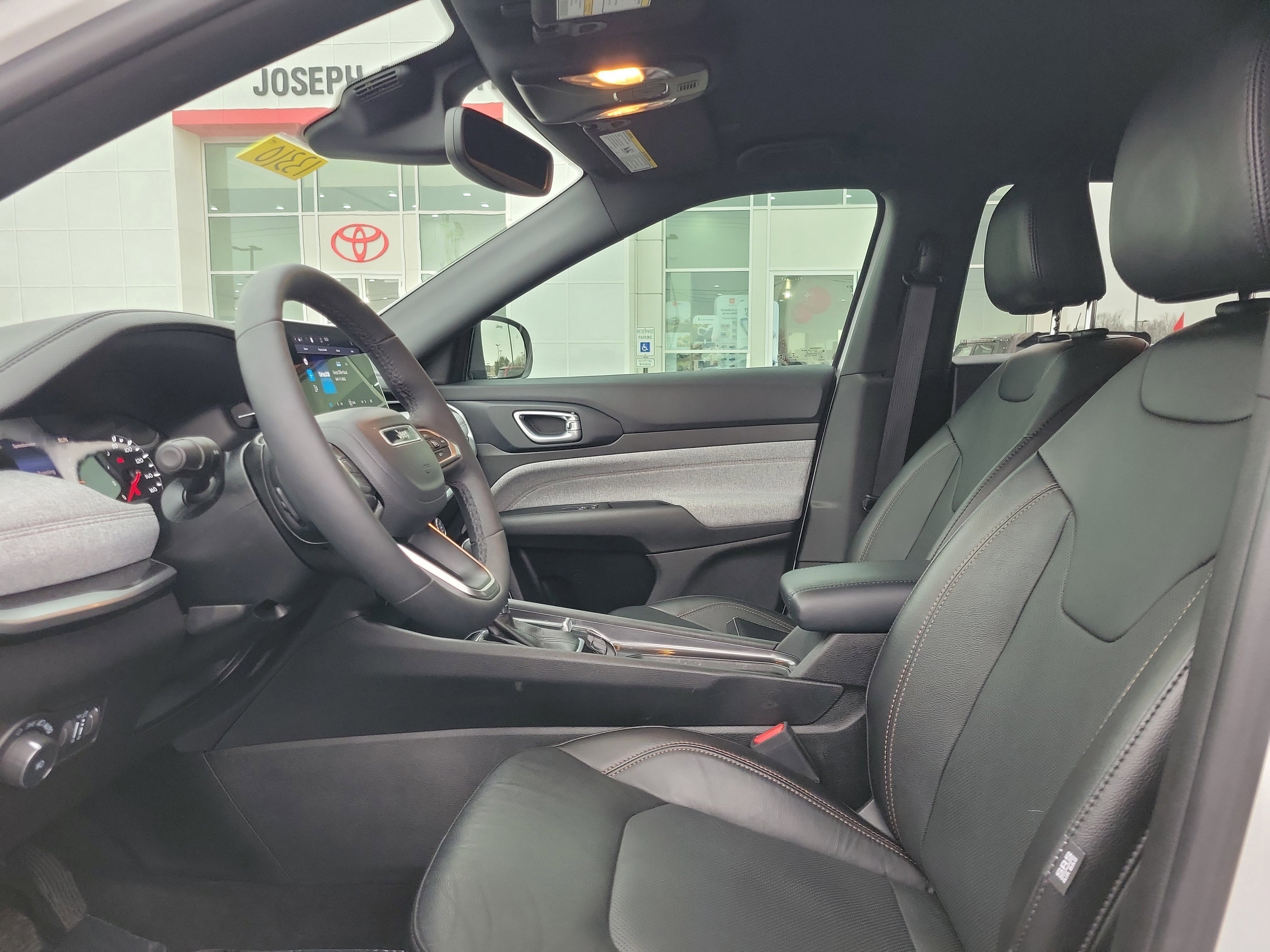 Used 2023 Jeep Compass Latitude image 15