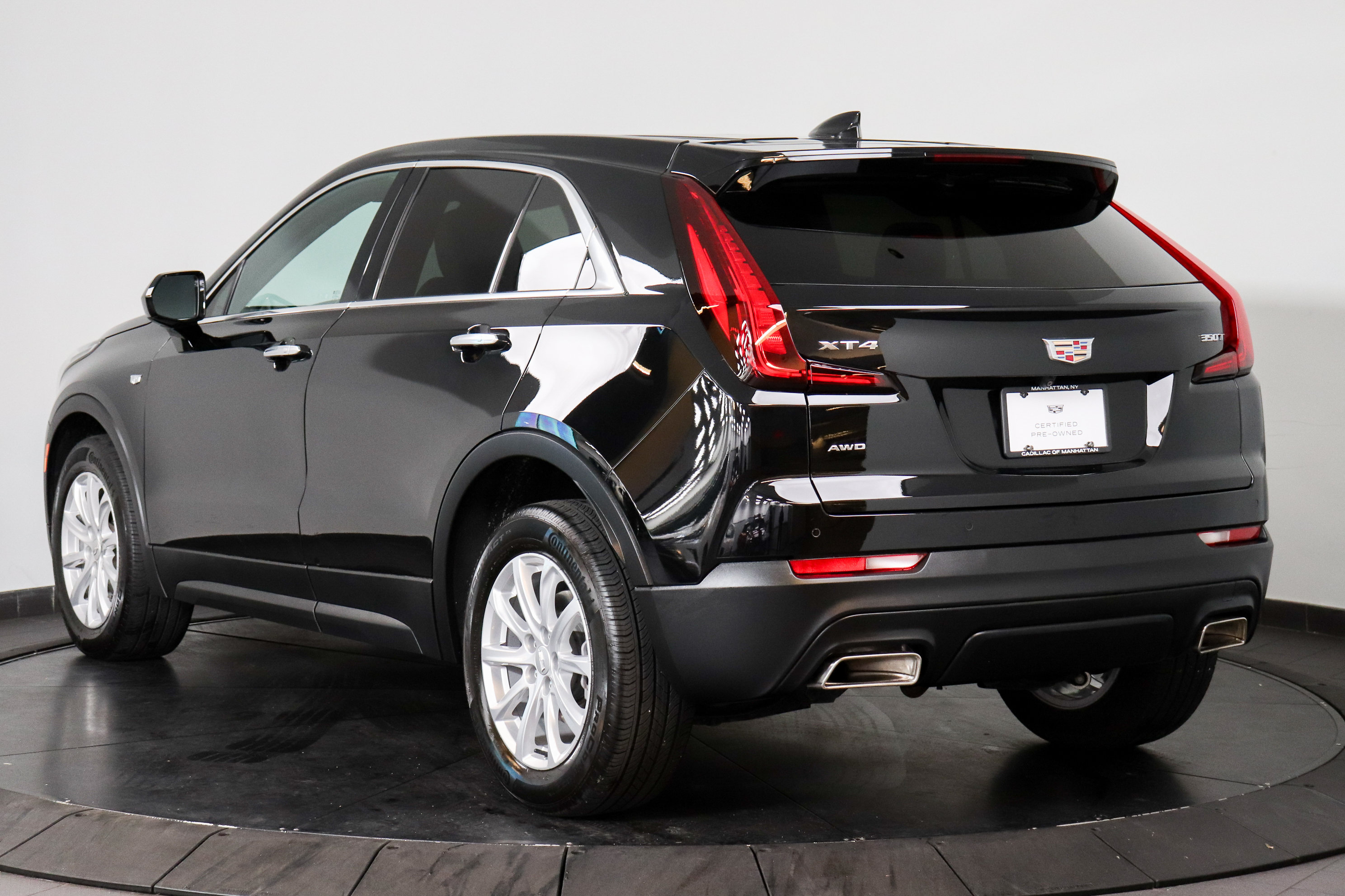 Used 2023 Cadillac XT4 Luxury w/ Cold Weather Package AWD/4WD image 3