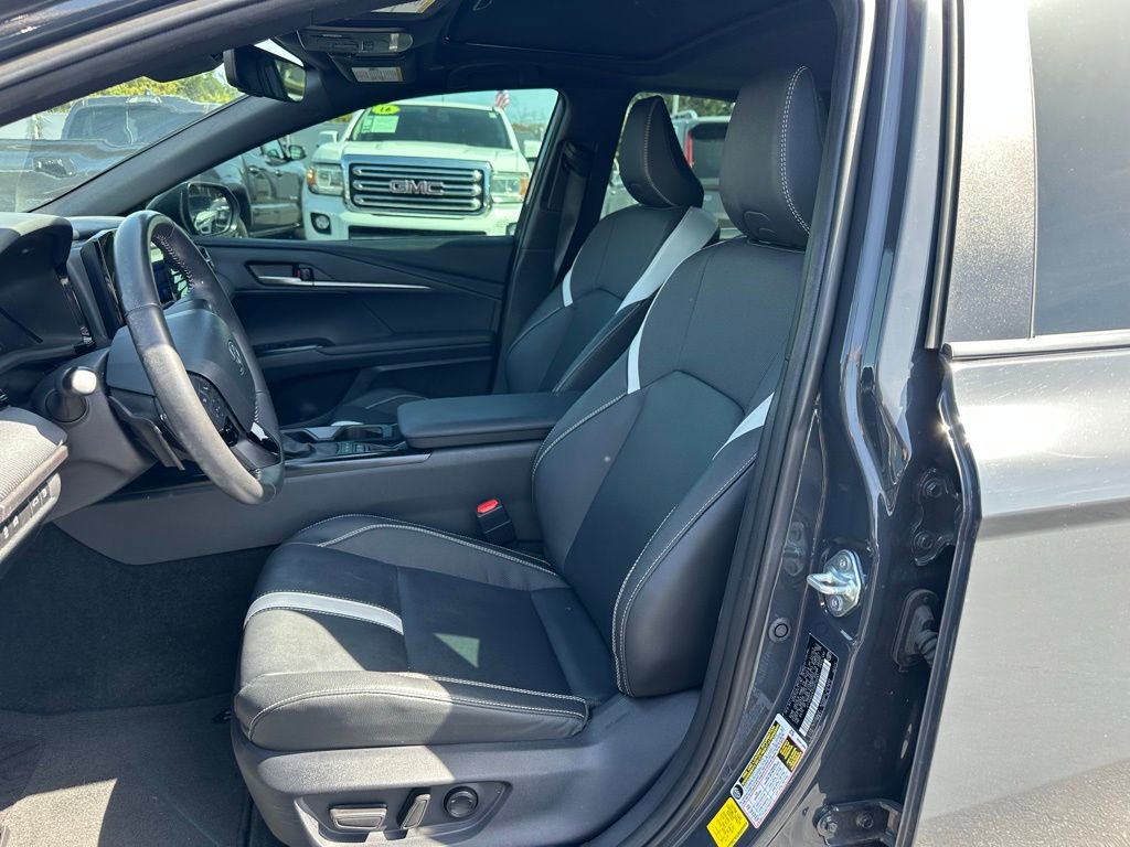 Used 2025 Toyota Camry Hybrid FWD image 9