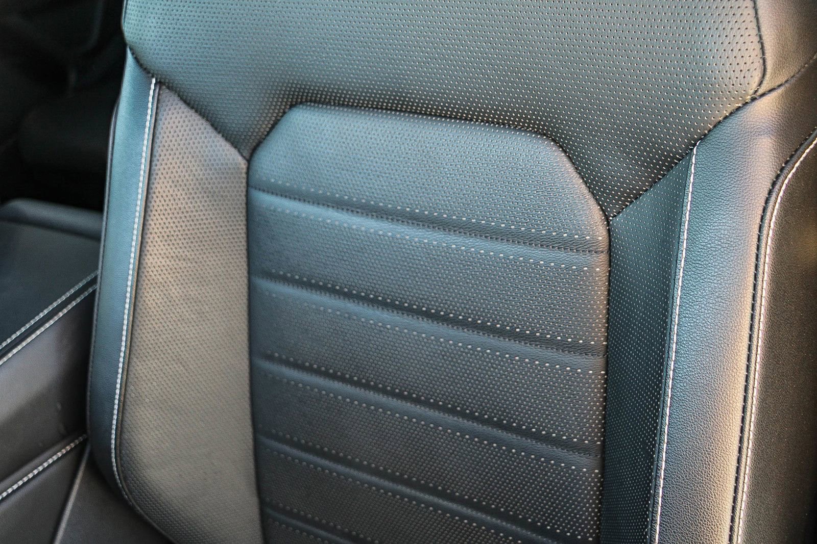 Used 2025 Volkswagen Atlas Cross Sport SEL R-Line image 24