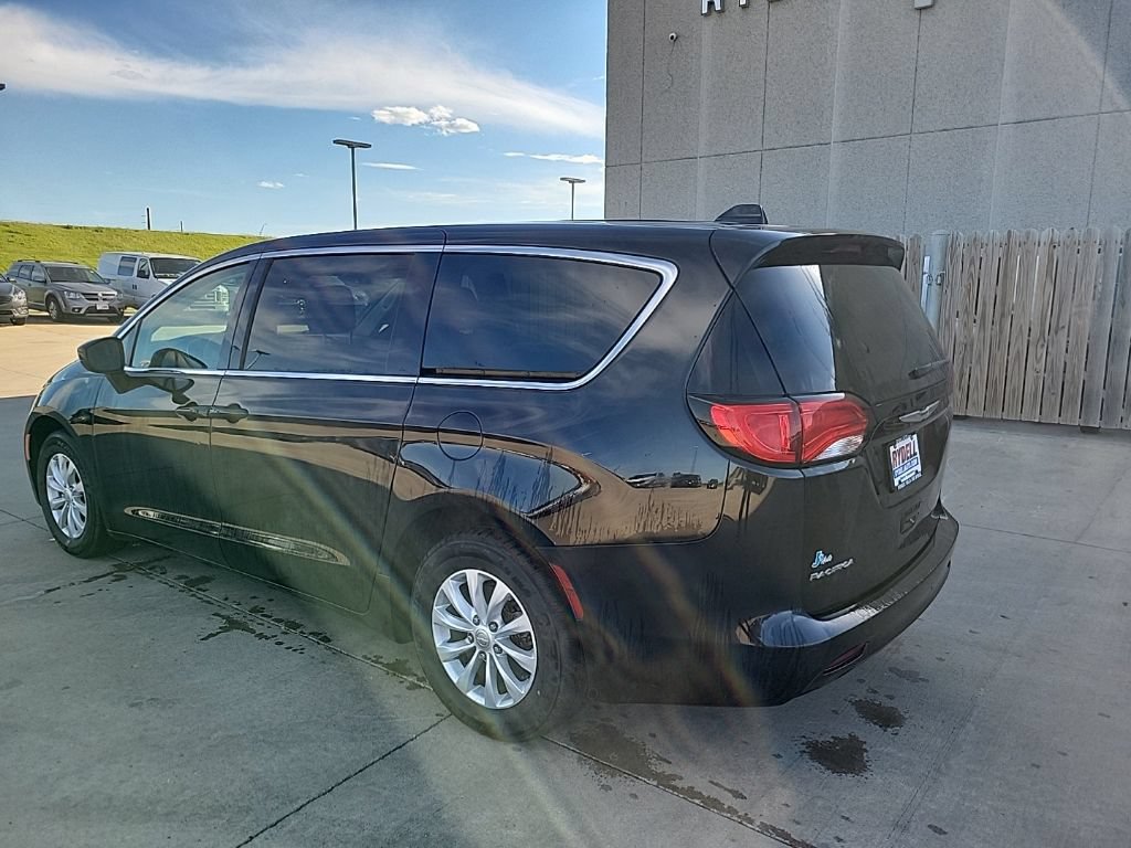 Used 2017 Chrysler Pacifica Touring w/ Tire & Wheel Group FWD image 4