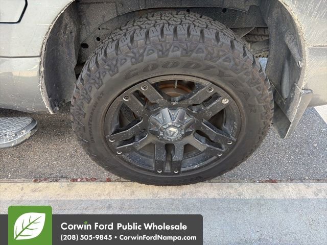 Used 2018 Nissan Titan SV w/ SV Convenience Package AWD/4WD image 8