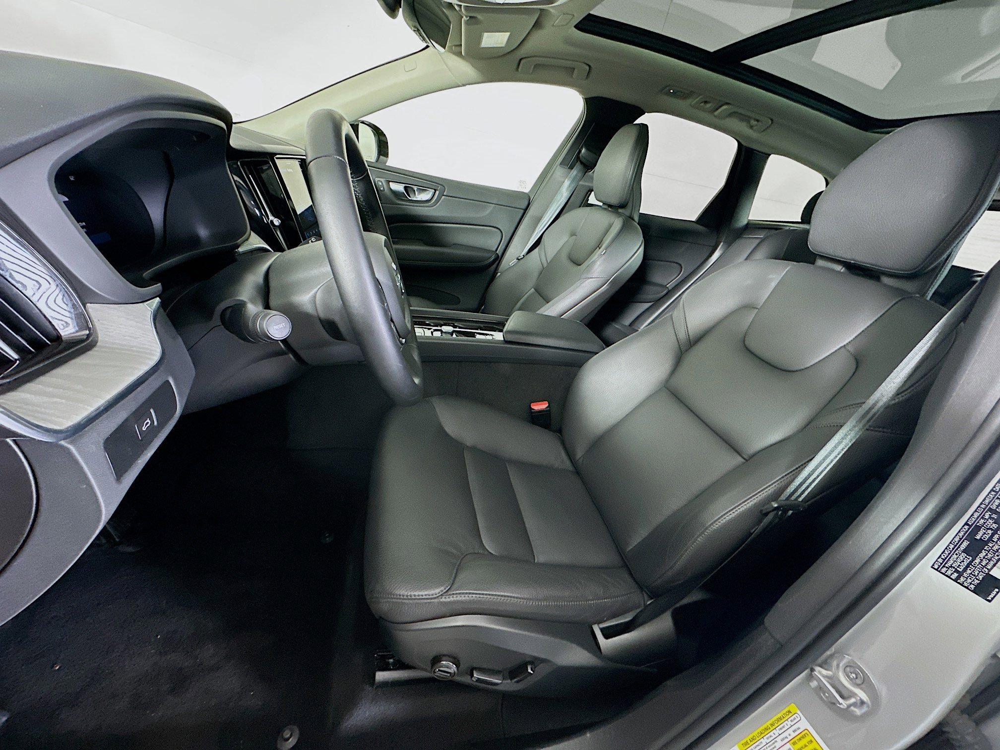 Used 2025 Volvo XC60 B5 Plus image 13