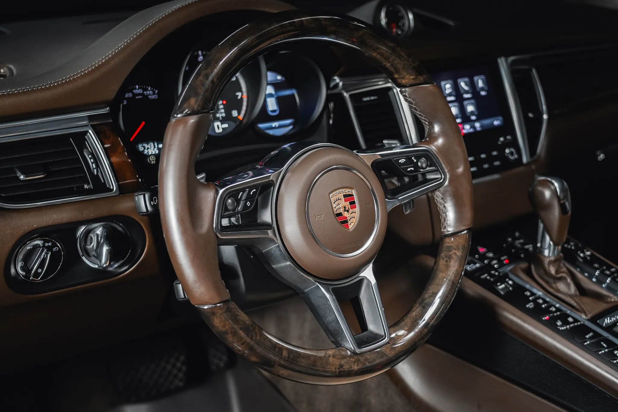 Used 2018 Porsche Macan Turbo AWD/4WD image 36