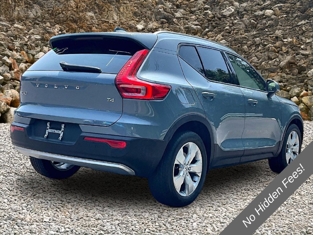 Used 2021 Volvo XC40 T4 Momentum FWD image 2