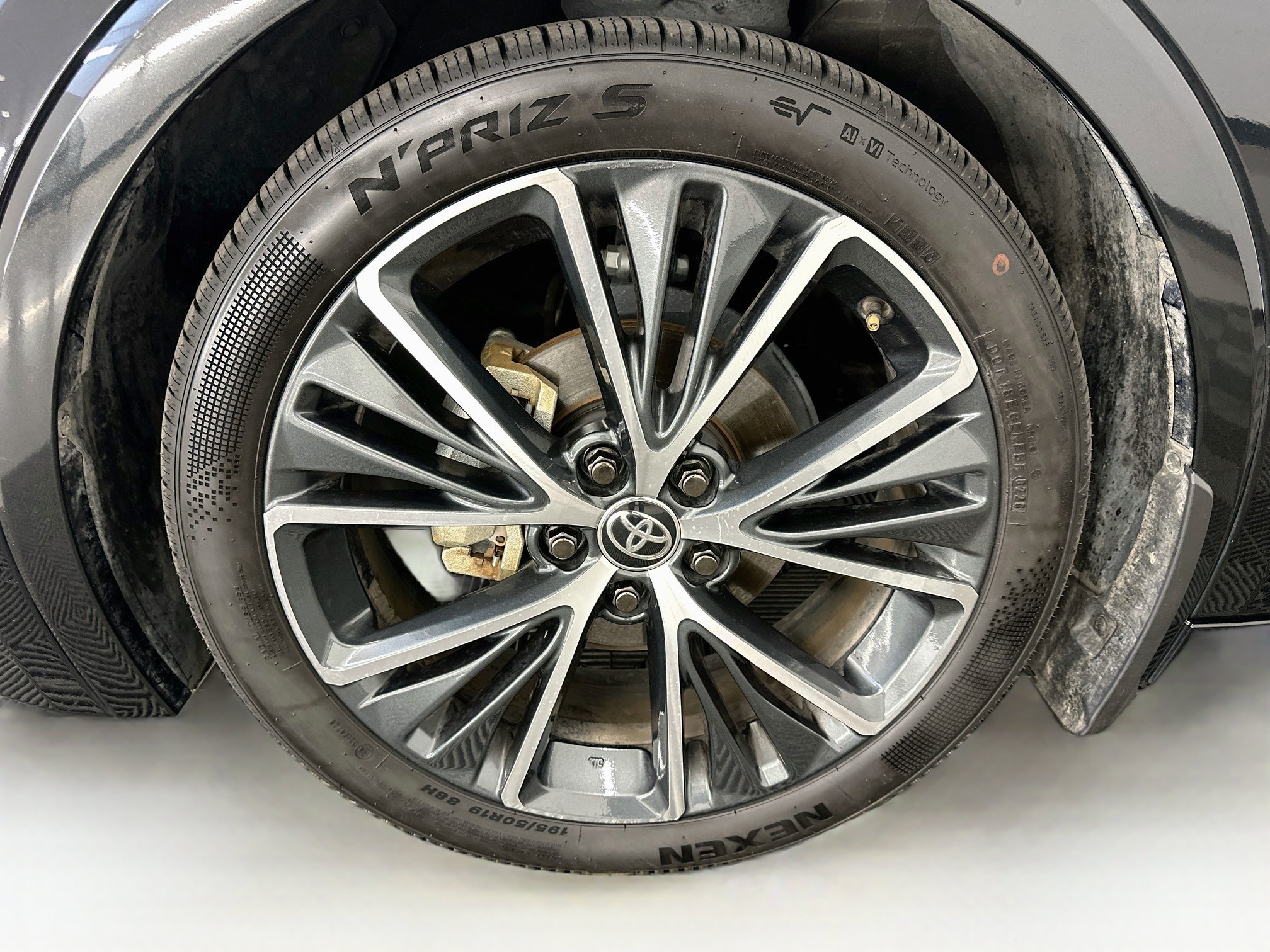 Used 2024 Toyota Prius XLE FWD image 36