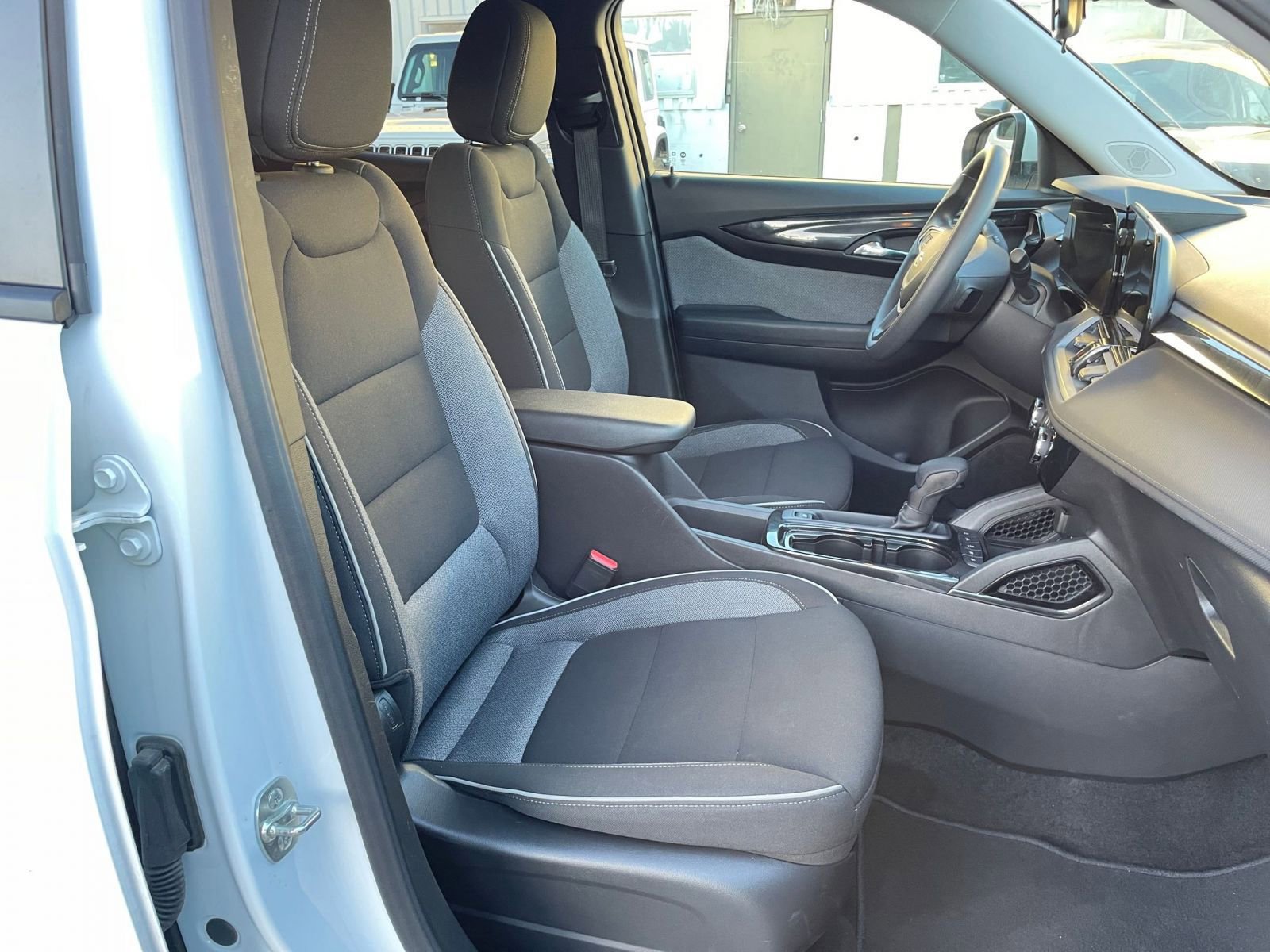 Used 2025 Chevrolet TrailBlazer LT image 34