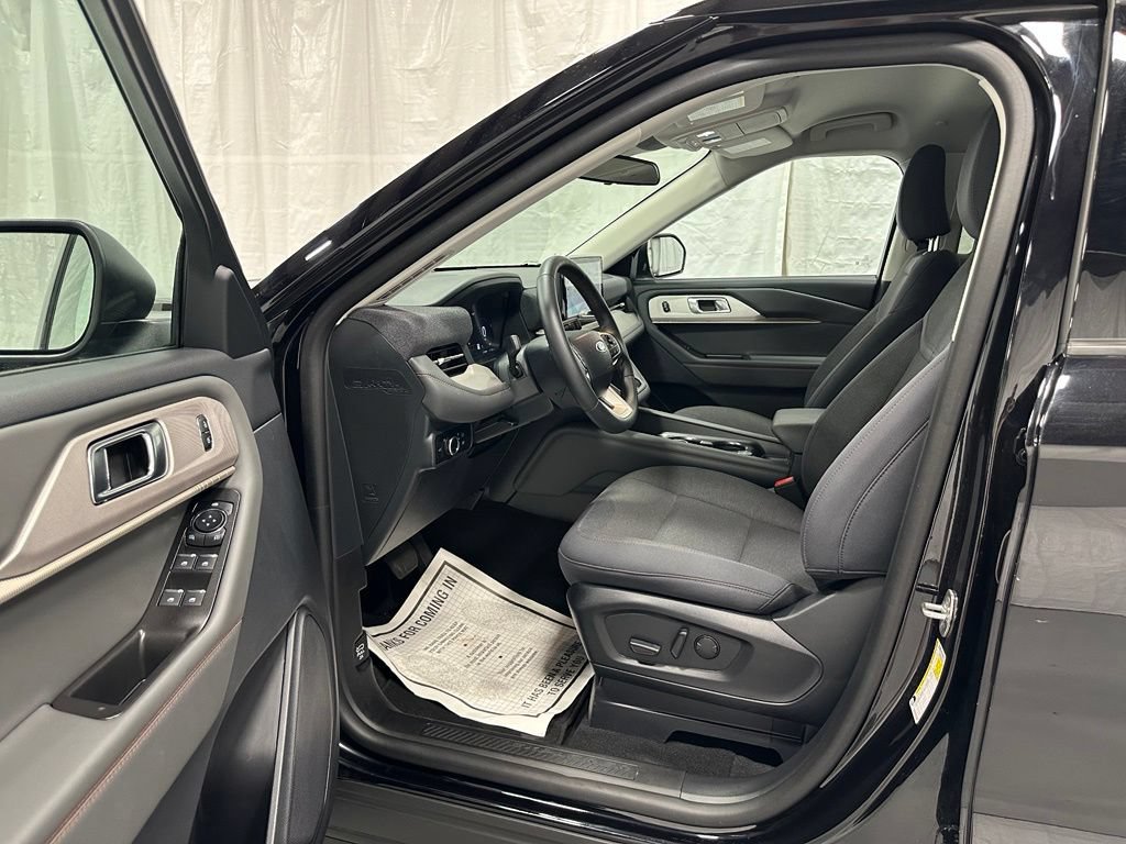 Used 2025 Ford Explorer Active AWD/4WD image 10