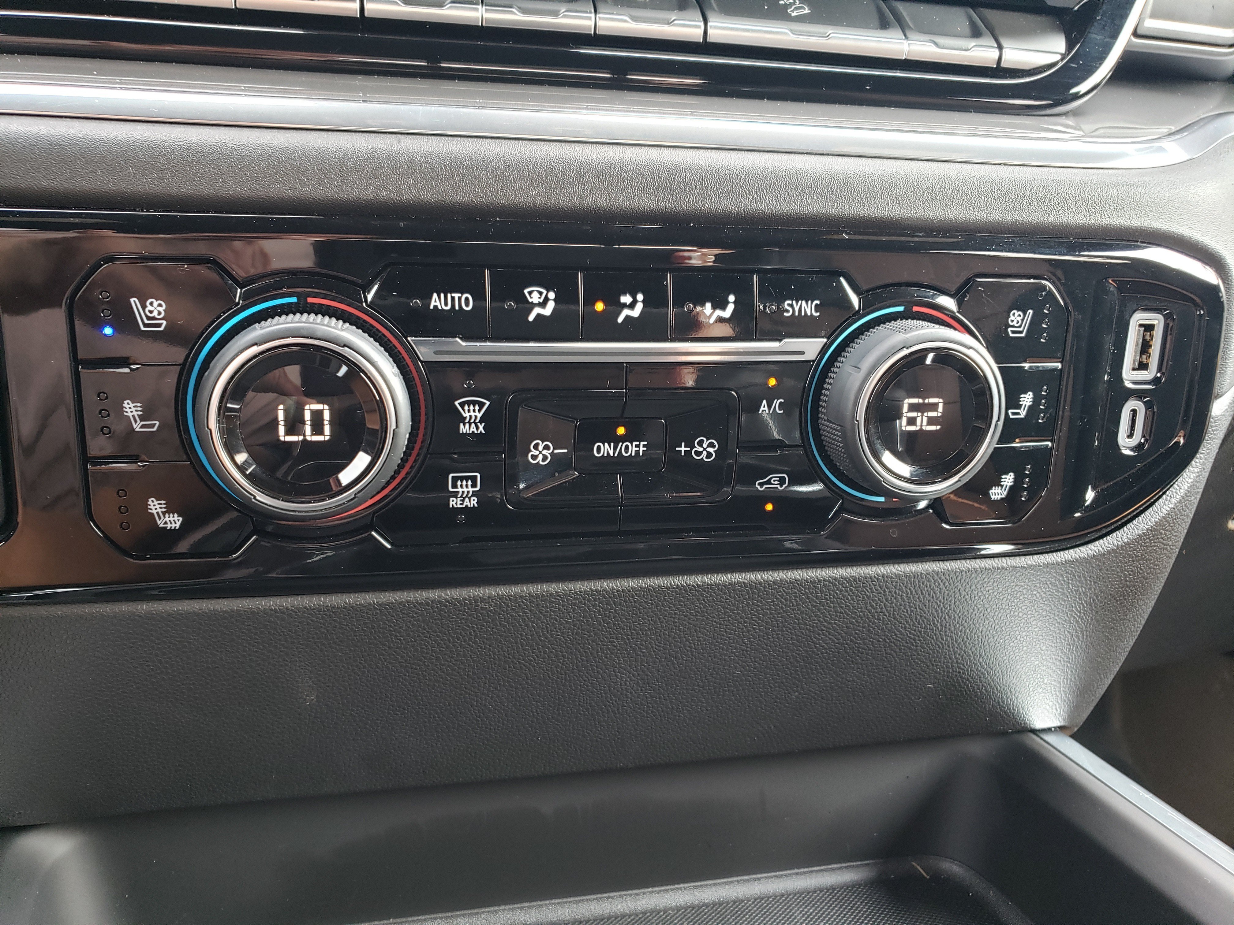 Used 2025 Chevrolet Silverado 3500 High Country w/ High Country Premium Package AWD/4WD image 24