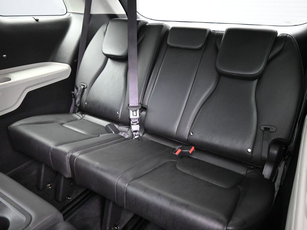 Used 2023 Kia Carnival EX image 20