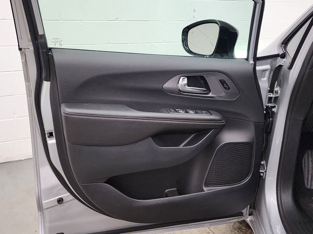 New 2026 Chrysler Pacifica Select w/ S Appearance Package image 9