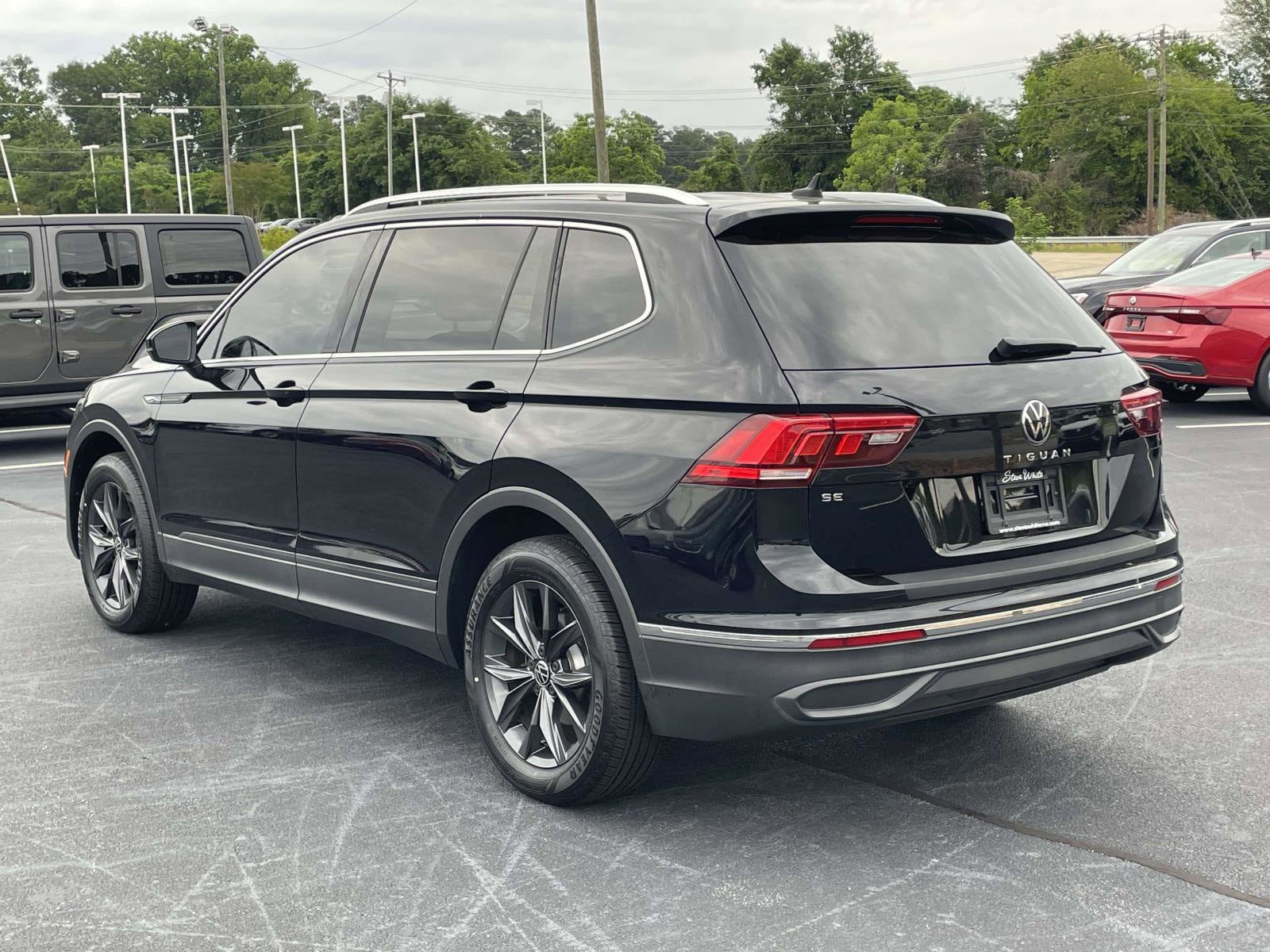 Used 2022 Volkswagen Tiguan SE w/ Panoramic Sunroof Package FWD image 5