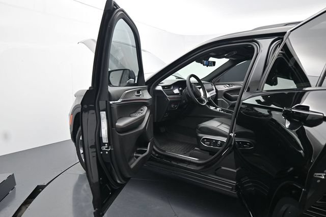 Used 2025 Jeep Grand Cherokee L Overland w/ Luxury Tech Group IV AWD/4WD image 19